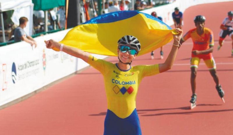Yicel Camila Giraldo celebra su triunfo en la prueba de fondo en la categoría juvenil. / Fedepatín