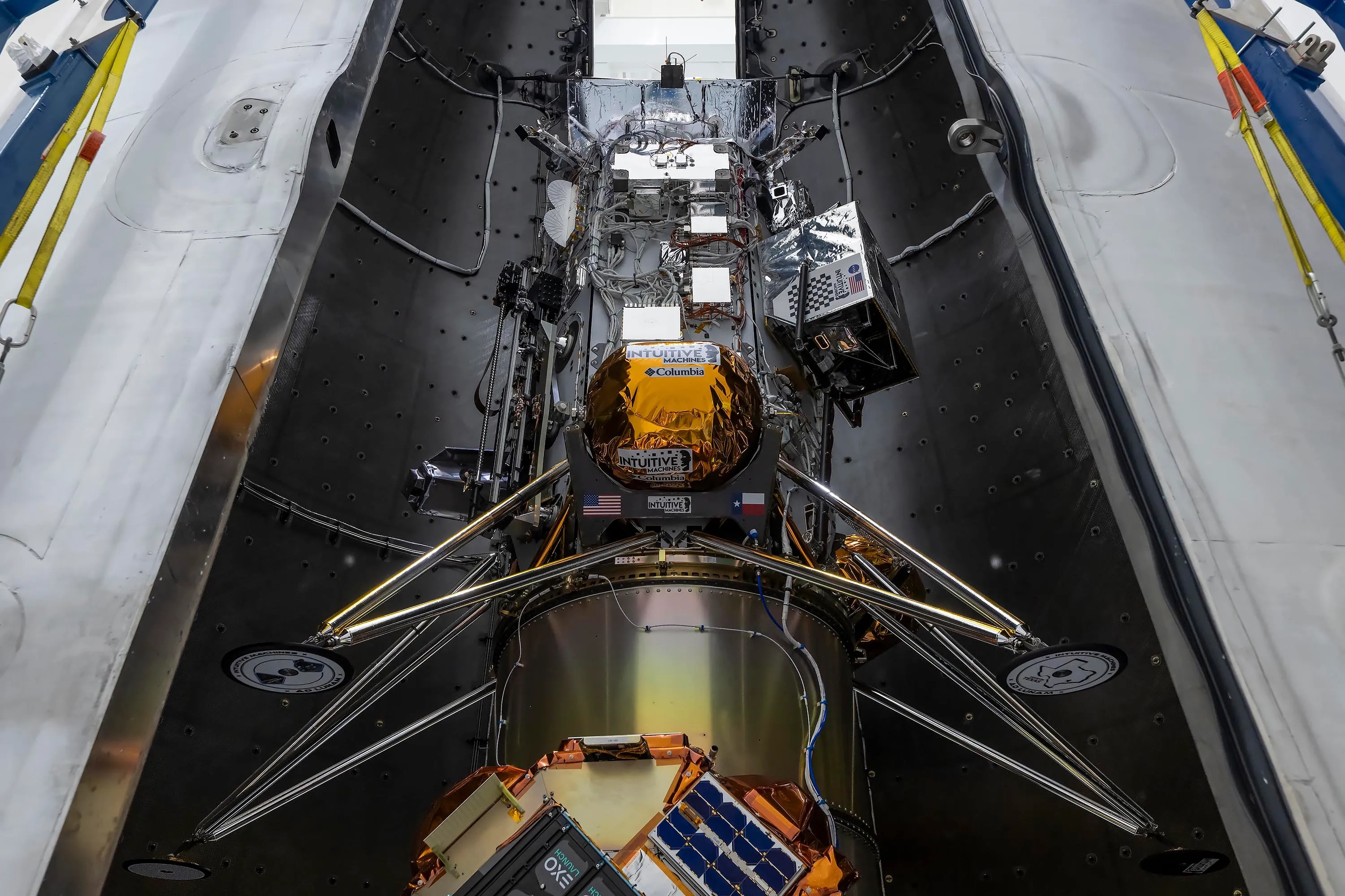 En la imagen se aprecia el módulo de aterrizaje espacial anclado al Falcon 9, listo para su lanzamiento.