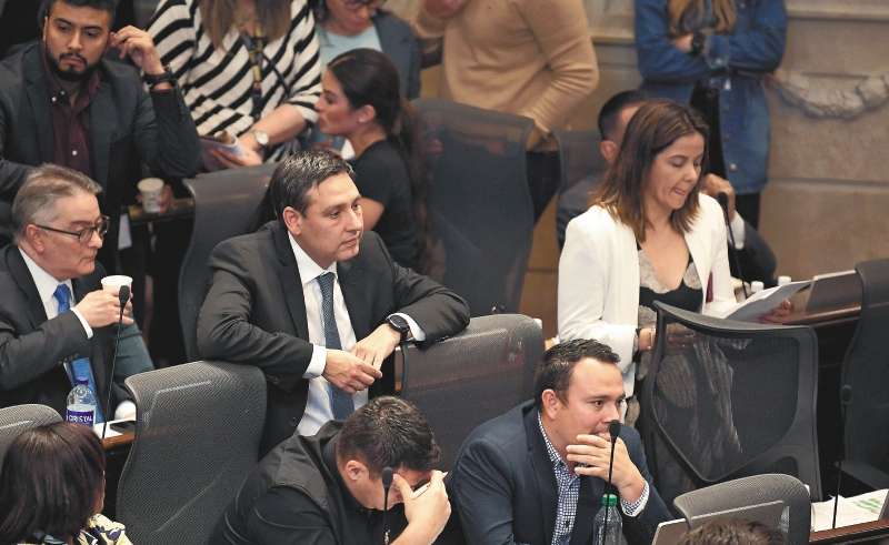 El ministro de las TIC, Mauricio Lizcano, junto a la ministra de Agricultura, Jhenifer Mojica, en la discusión sobre el artículo de la compra de tierras en la Cámara de Representantes.