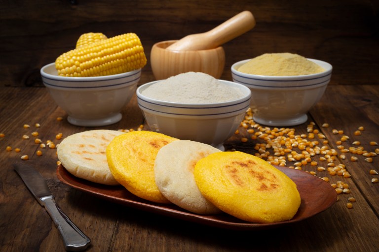 La arepa, el plato que ahora triunfa en el mundo por su versatilidad y sabor