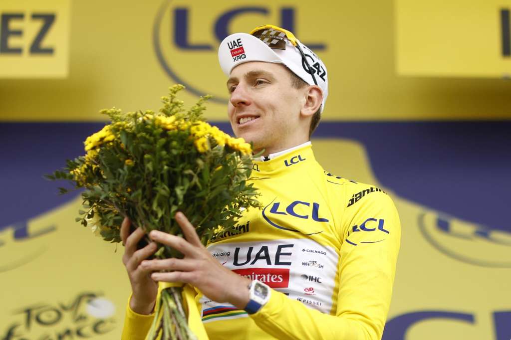 HUEZ (France), 25/07/2026.- Slovenian cyclist Tadej Pogacar of UAE Team Emirates XRG celebrates on the podium retaining the overall leader's yellow jersey after Stage 20 of the Tour de France, a 170.9 km route from Le Bourg d'Oisans to Alpe d'Huez, France, 25 July 2026. (Ciclismo, Francia) EFE/EPA/YOAN VALAT