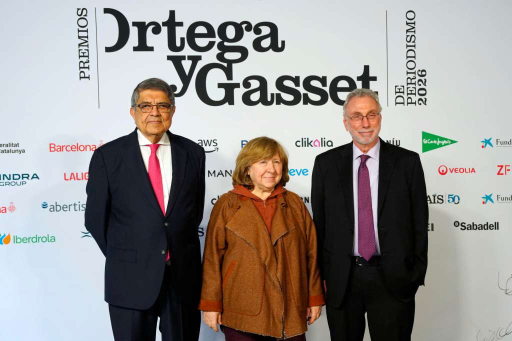 GRAFCAT2112. BARCELONA, 04/05/2026.- Los periodistas Sergio Ramírez (i), Martin Baron (d) y Svetlana Alexiévich (c), posan antes del acto de entrega de los Premios Ortega y Gasset de Periodismo, en una edición especial con motivo del 50.º aniversario de El País, en reconocimiento a su excelente trabajo periodístico, su compromiso con la verdad y su defensa de los derechos humanos. EFE/Alejandro García