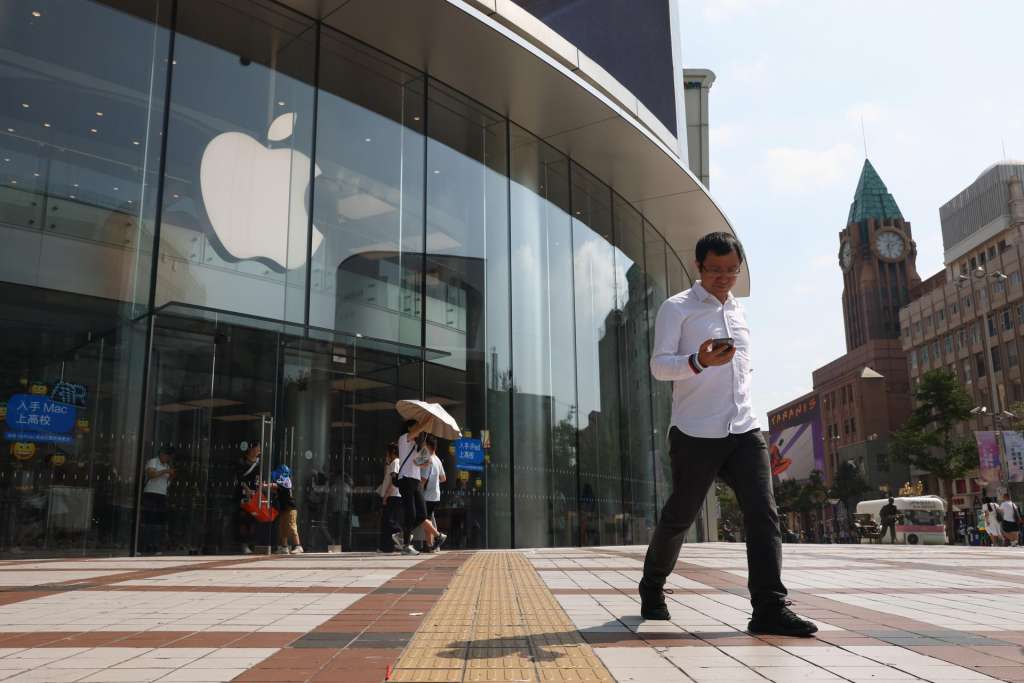 BEIJING (China), 11/08/2025.- People walk past an Apple store in Beijing, China, 11 August 2025. 12 August marks the deadline for the 90-day extension of the truce about the reciprocal tariffs between the US and China. EFE/EPA/WU HAO