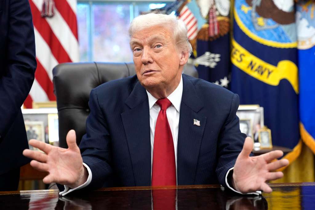 WASHINGTON (United States), 21/11/2025.- US President Donald Trump speaks during his meeting with New York City mayor-elect Zohran Mamdani in the Oval Office at the White House in Washington, DC, USA, 21 November 2025. (Nueva York) EFE/EPA/YURI GRIPAS / POOL