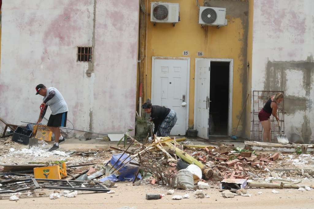 AME7501. LA GUAIRA (VENEZUELA), 04/07/2026.- Personas remueven escombros este sábado, en La Guaira (Venezuela). La cifra de fallecidos por el doble terremoto del pasado 24 de junio en Venezuela aumentó a 2.954, mientras que la de heridos se elevó a 16.592, informó el presidente del Parlamento, Jorge Rodríguez. EFE/ Raúl Martínez