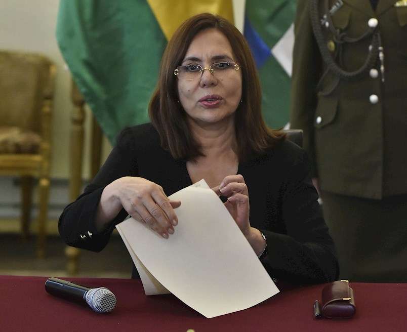 El papel de EspañaLa canciller interina boliviana, Karen Longaric,acusó a la Embajada de España en La Paz de cometer "atropellos" a su soberanía. EFE