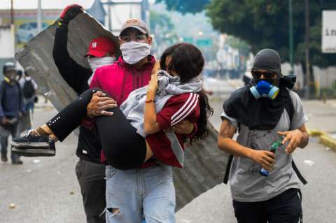 Oposición denuncia tercera muerte por disparo en ola de protestas en Venezuela