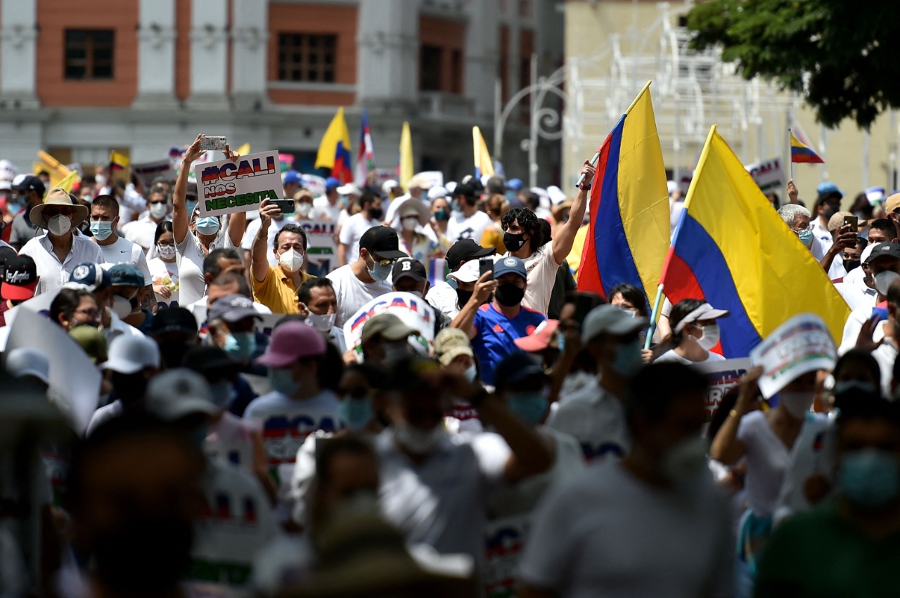 Cientos de manifestantes se movilizaron desde el Bulevar del Río hasta la plazoleta de Jairo Varela, en el noroccidente de Cali.