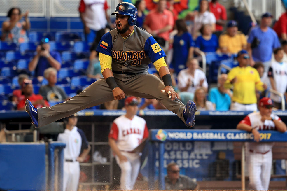 Jhonatan Solano anotó la primera carrera de Colombia contra Canadá. / AFP