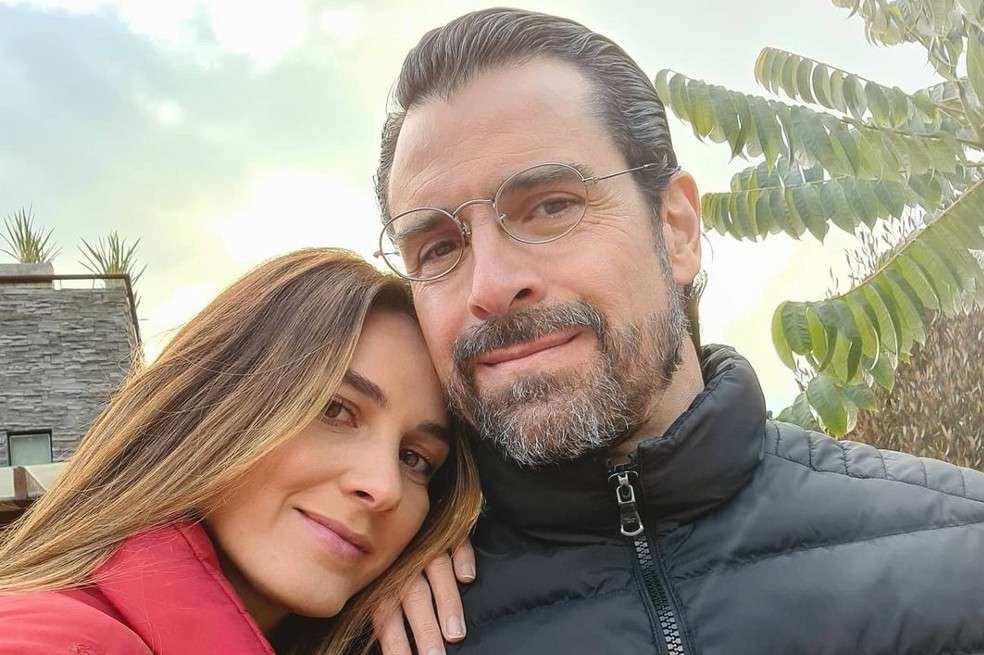 Luego de varios meses de rumores de separación, Rafael Novoa y Adriana Tarud se dejaron ver en una foto familiar.