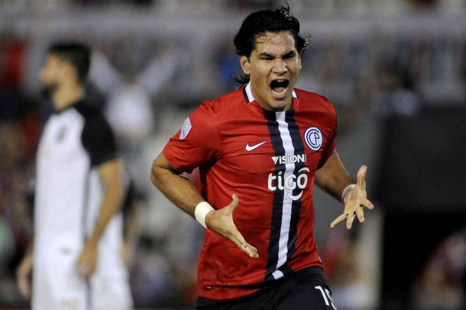 Guillermo Beltrán del Cerro Porteño celebra la anotación de un gol ante Corinthians. Foto: AFP