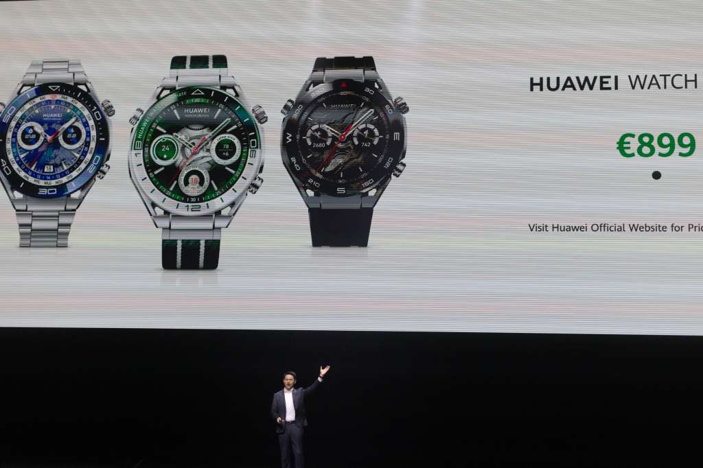 GRAFCAT8518. BARCELONA, 19/09/2024.- El jefe de marketing de Huawei, Alex Huang, durante la presentación este jueves en Barcelona de sus productos más innovadores para Europa, una gama de relojes inteligentes pensados para la práctica deportiva exigente y el cuidado de la salud, y dos tabletas para impulsar la creatividad y la productividad. EFE/Marta Pérez