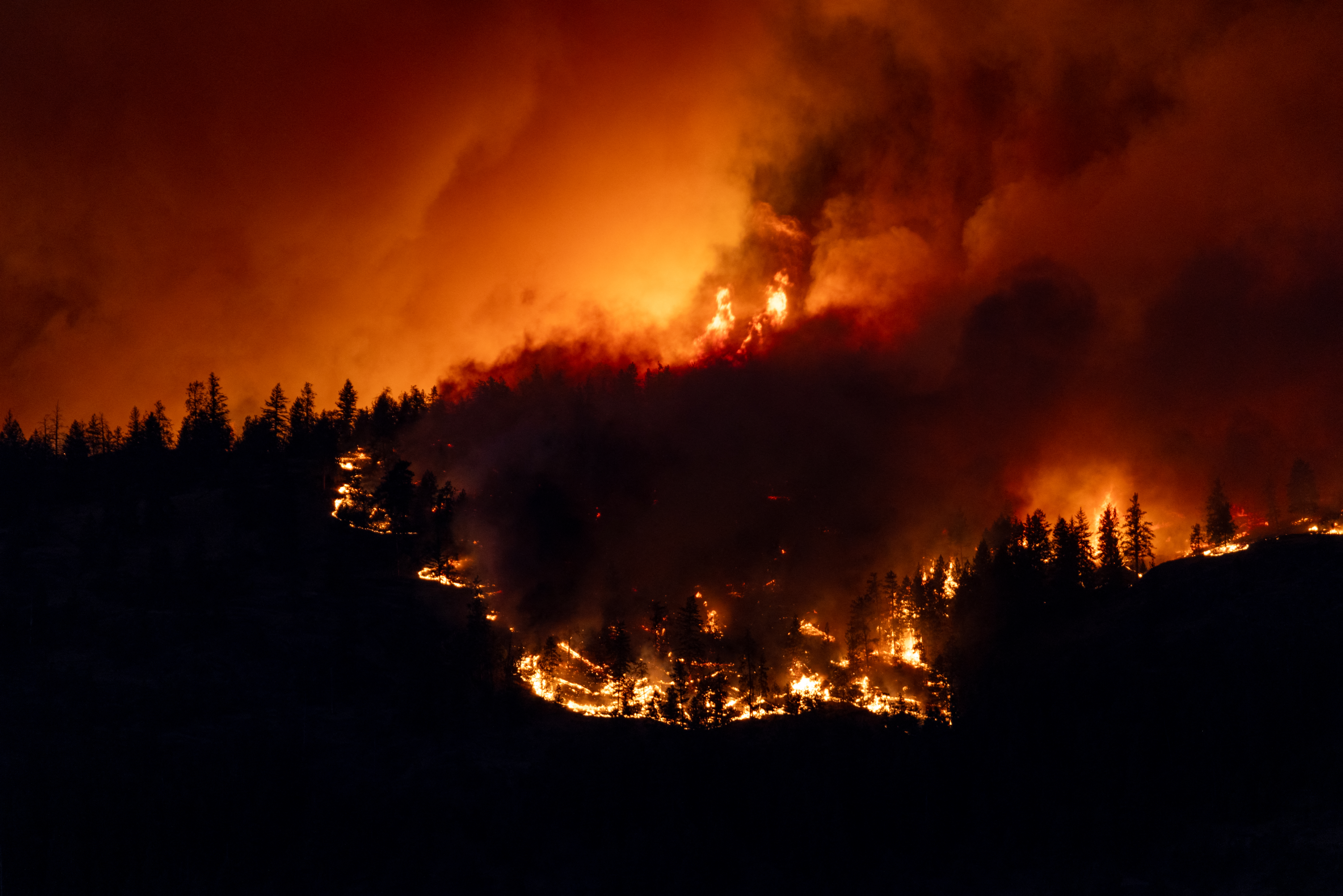 Nuevos incendios obligan a evacuar a miles de personas en Canadá