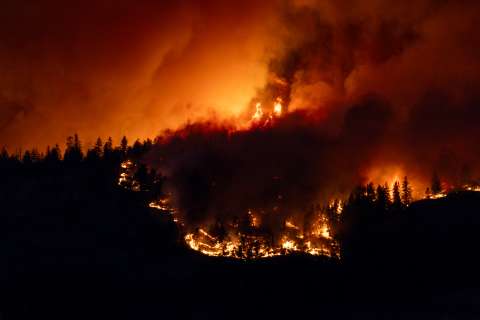 Nuevos incendios obligan a evacuar a miles de personas en Canadá