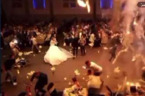 (Video) Voraz incendio en una boda en Irak deja al menos 100 muertos