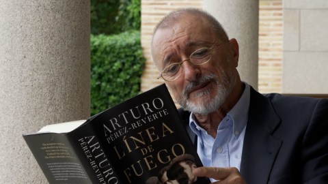 Lea el primer capítulo de “Línea de fuego”, la novela conmemorativa de Arturo Pérez-Reverte