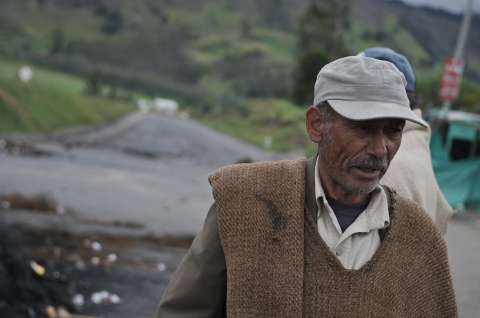 Campesinos mantienen bloqueada la vía que conecta a Bucaramanga con San Gil