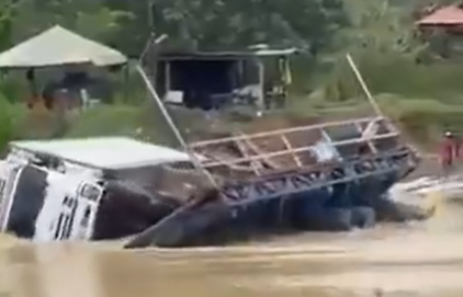 Imagen del video de redes sociales en el que quedó registrado el hundimiento de un camión en el río San Juan de Urabá.