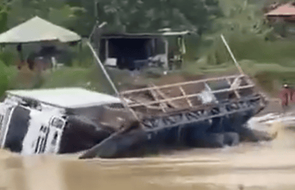 Camión cayó al río San Juan tras el hundimiento de un planchón en Urabá