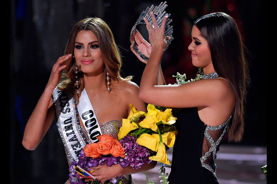 Paulina Vega le quita la corona a Ariadna Gutiérrez para entregársela a Pia Wurtzbach, Miss Universo 2015. / AFP