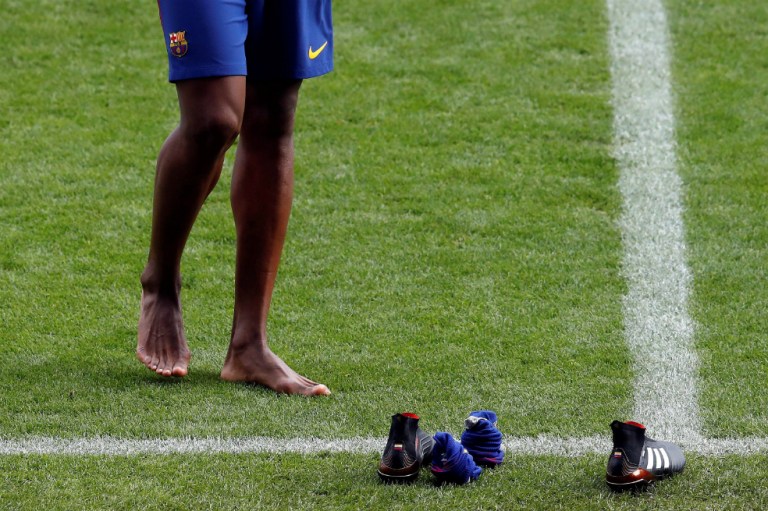 ¿Por qué Mina pisó descalzo la cancha del Camp Nou?