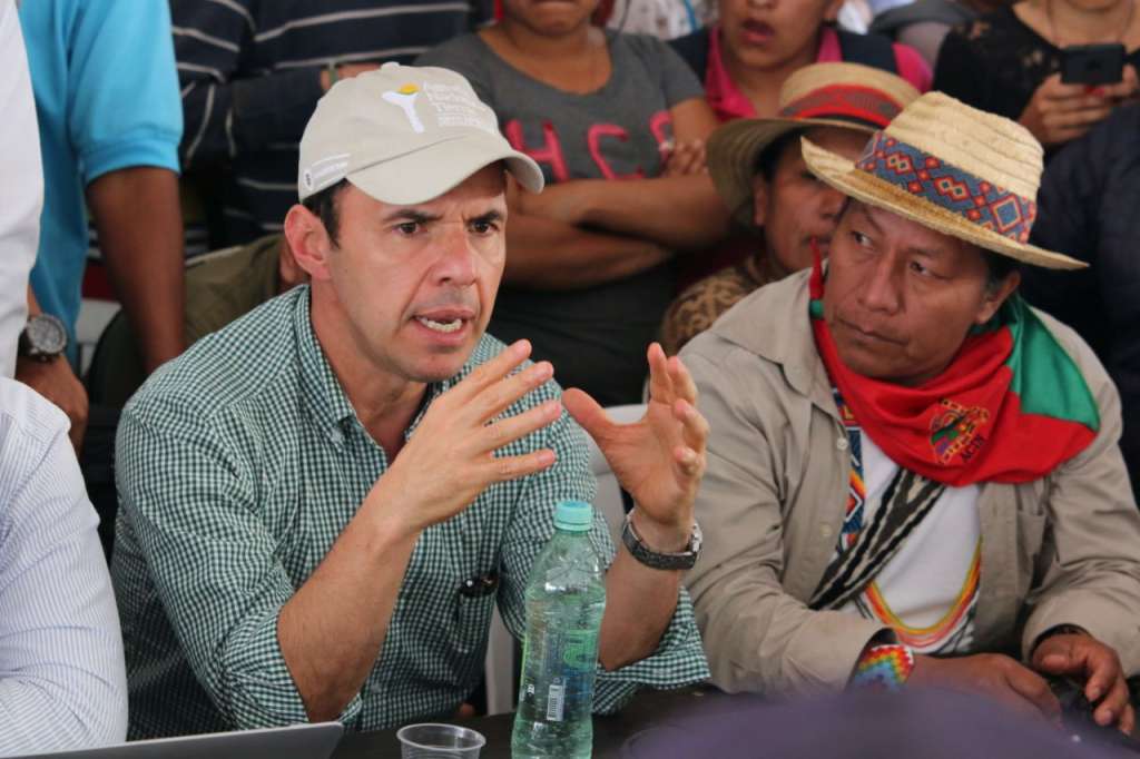 Guillermo Rivera (izquierda), ministro del Interior, se sumó al equipo del Gobierno que negocia con las comunidades indígenas del país. / Cortesía MIninterior