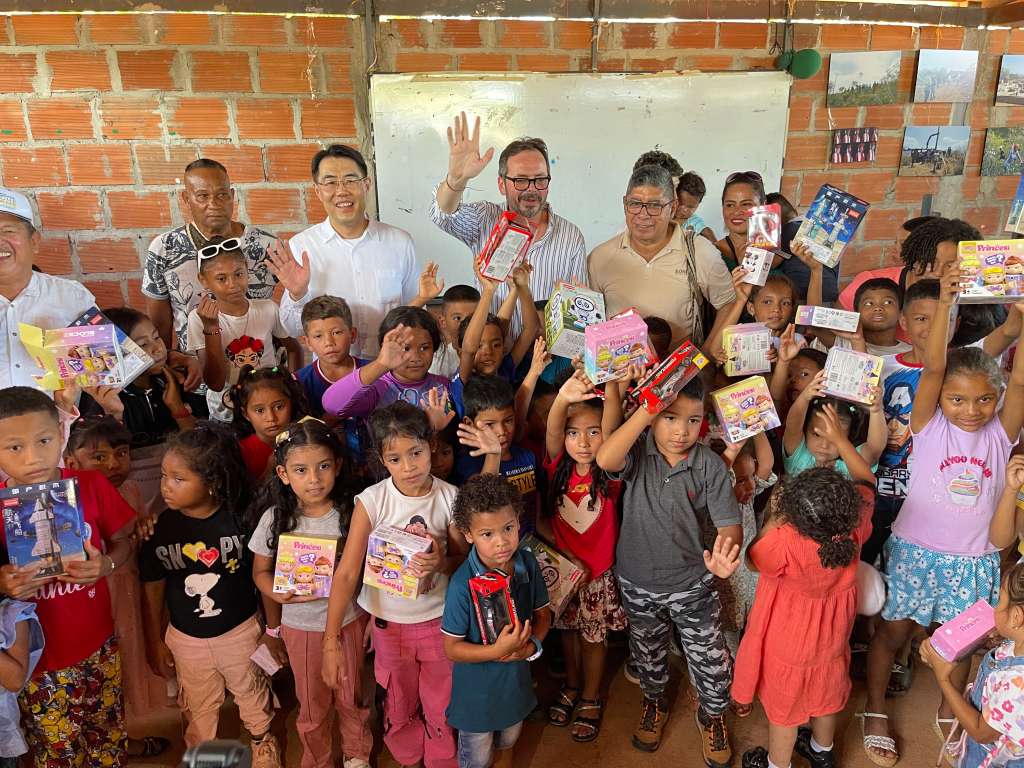 Los niños del ETCR recibieron regalos de Navidad durante la visita de este martes.