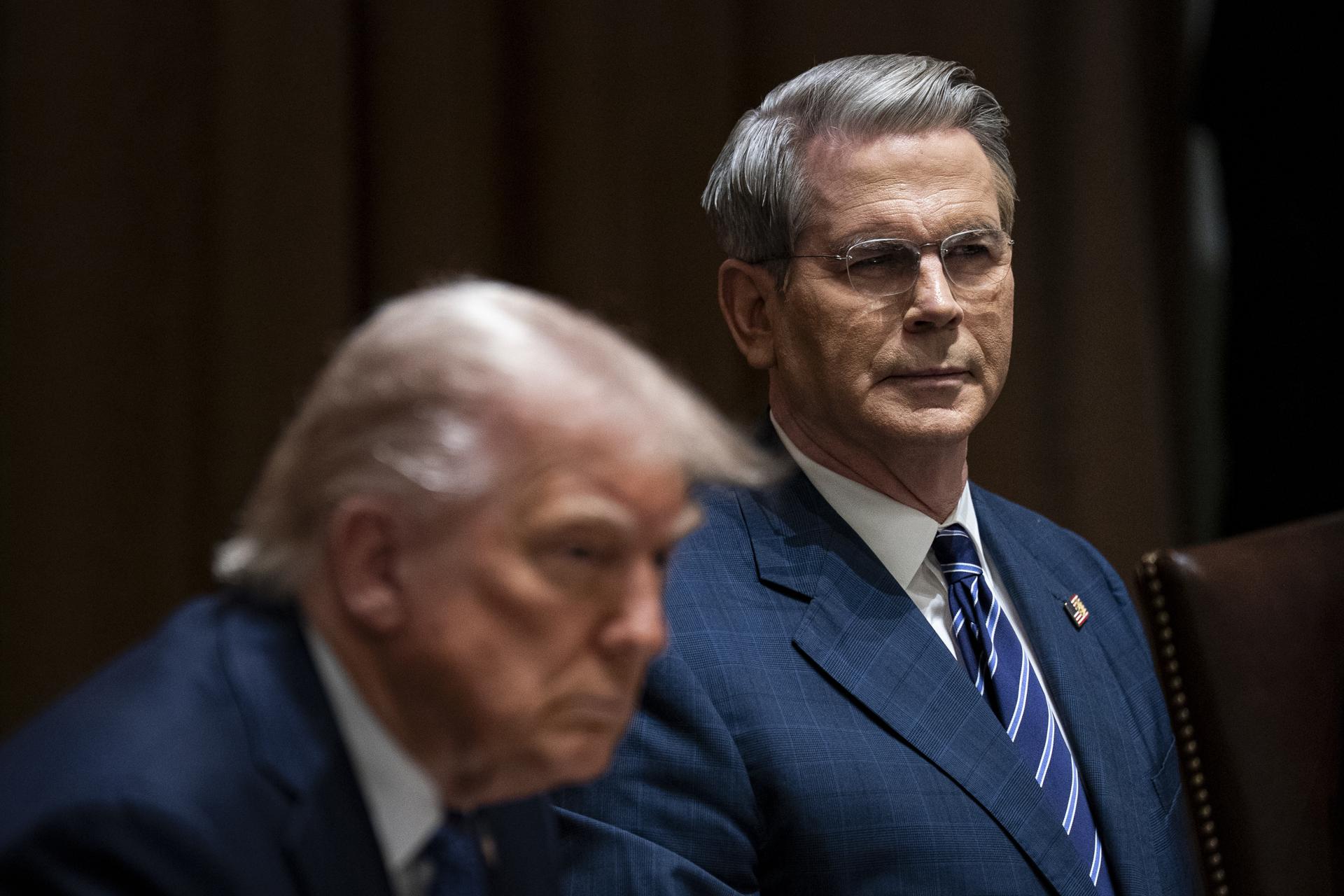 WASHINGTON (United States), 24/04/2025.- US President Donald Trump (L) and Scott Bessent (R), US treasury secretary, during a lunch with Norway's prime minister Jonas Gahr Store, in the cabinet room of the White House in Washington, DC, USA, 24 April 2025. (Noruega) EFE/EPA/AL DRAGO / POOL