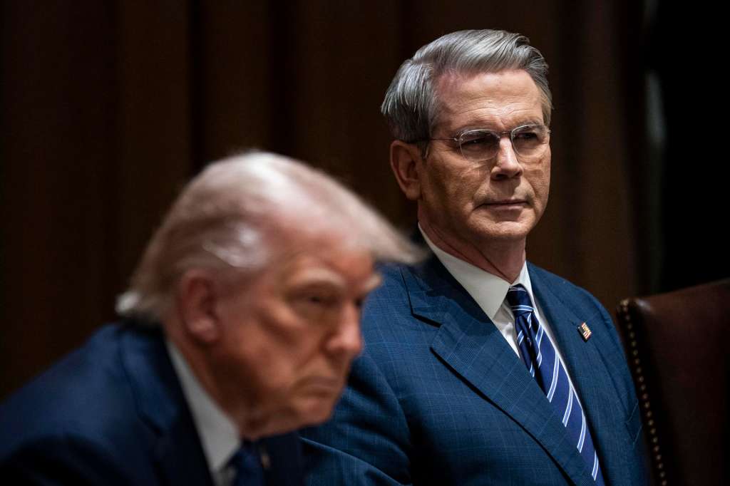 WASHINGTON (United States), 24/04/2025.- US President Donald Trump (L) and Scott Bessent (R), US treasury secretary, during a lunch with Norway's prime minister Jonas Gahr Store, in the cabinet room of the White House in Washington, DC, USA, 24 April 2025. (Noruega) EFE/EPA/AL DRAGO / POOL