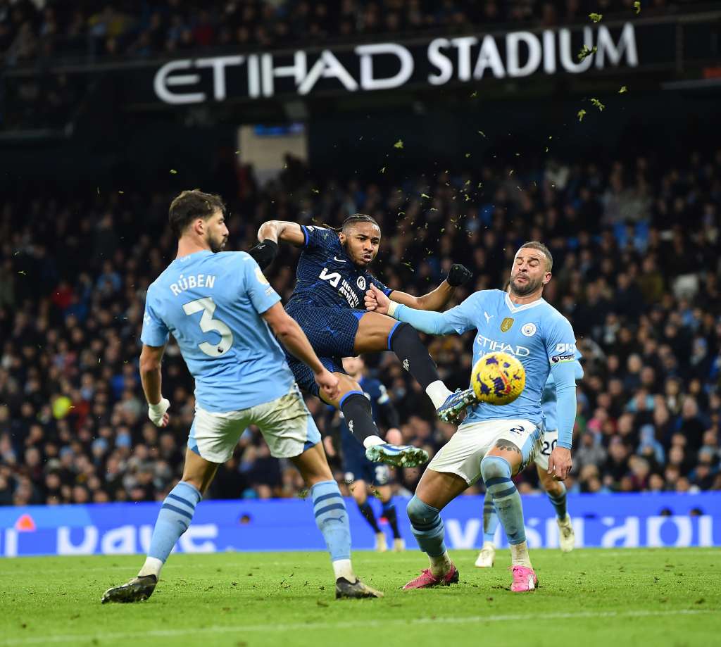 Manchester (United Kingdom), 17/02/2024.- Christopher Nkunku of Chelsea comes close during the English Premier League match between Manchester City and Chelsea FC, in Manchester, Britain, 17 February 2024. (Reino Unido) EFE/EPA/PETER POWELL EDITORIAL USE ONLY. No use with unauthorized audio, video, data, fixture lists, club/league logos, 'live' services or NFTs. Online in-match use limited to 120 images, no video emulation. No use in betting, games or single club/league/player publications.