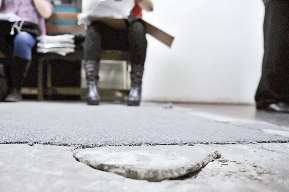 Baches en el piso, techos sin cielo raso y edificios que incumplen normas de sismo  resistencia hacen parte del panorama en el que trabaja la justicia en Bogotá.   /    Gustavo Torrijos