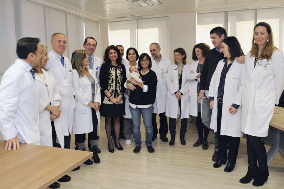 La consejera de Salud, María Jesús Montero, junto a Amanda Martínez con su hijo en brazos, una de las dos mujeres con cáncer de útero que ha conseguido ser madre con una técnica conservadora del útero. / EFE
