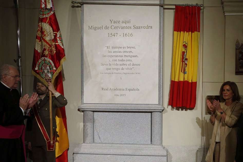 Monumento funerario erigido en honor de Miguel de Cervantes, en el convento de Las Trinitarias. / Efe