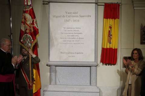 Restos de Cervantes descansan en nuevo monumento en las Trinitarias