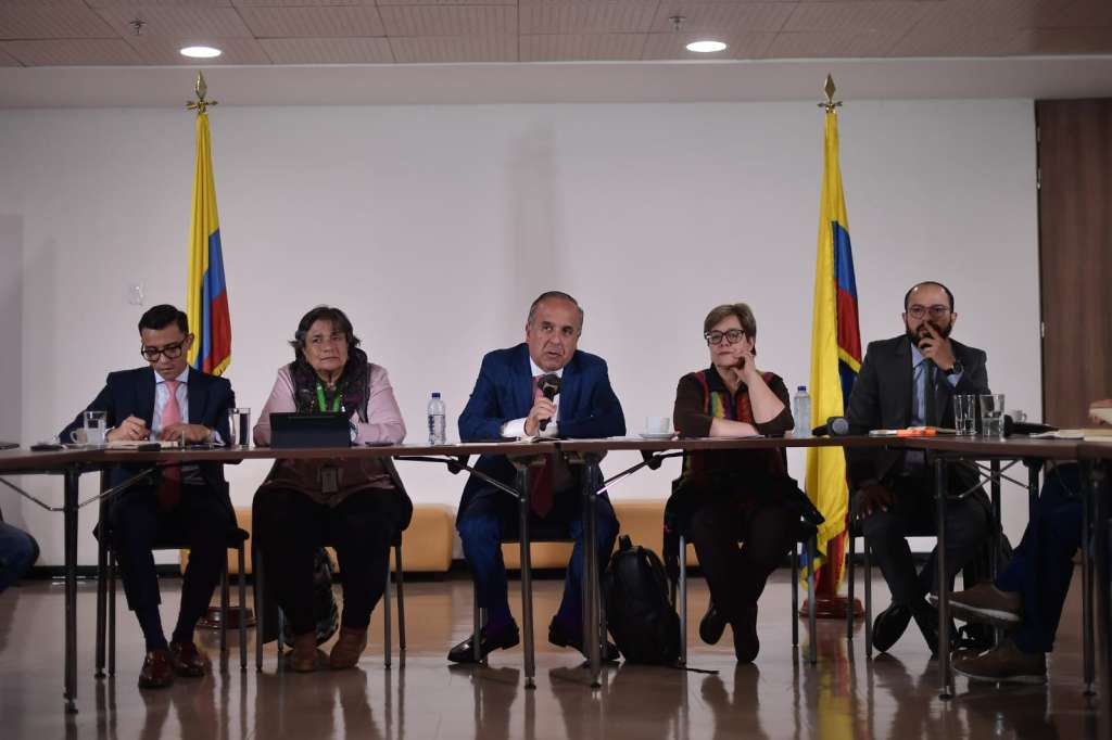 Reunión de Ministro de Transporte Guillermo Reyes con conductores y representantes de las plataformas
