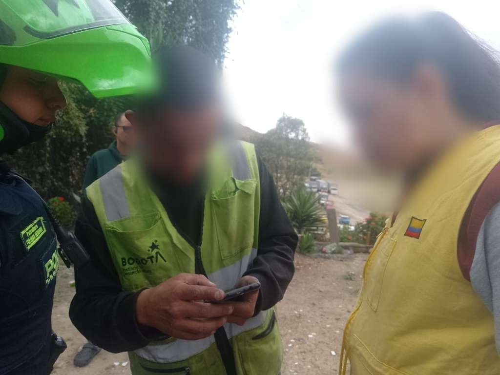 La Policía capturó a tres personas señaladas de hurtar nueve maletines PMT para movilidad, avaluados cada uno en COP $3 millones.