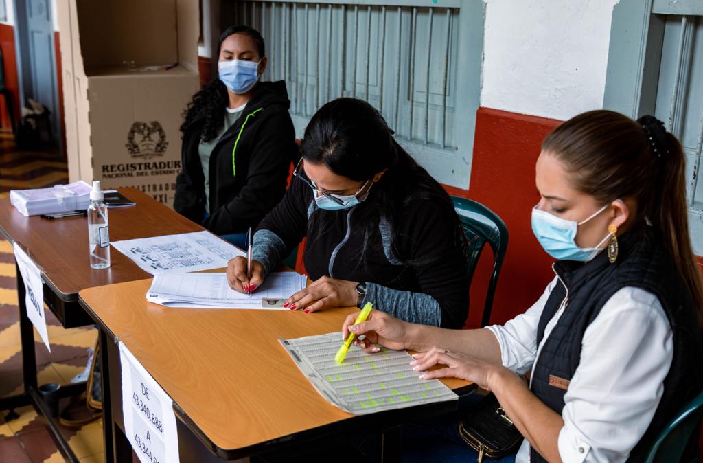 Quien no se presente el día de las elecciones, siendo jurado de votación, puede ser destituido, si es funcionario, o tendrá que pagar una multa económica.