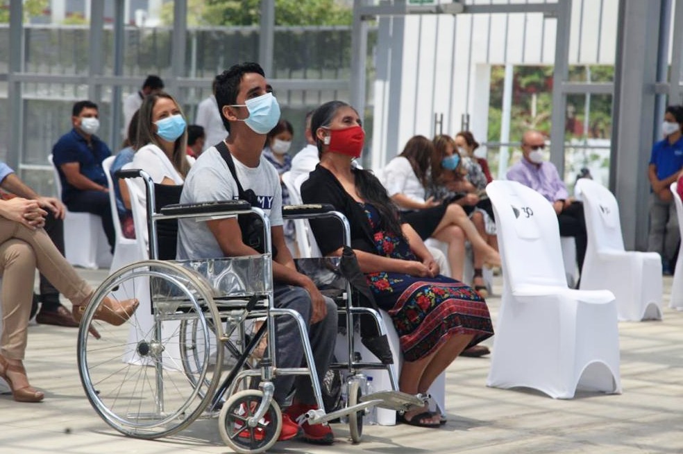 Persona en silla de ruedas durante el lanzamiento de la línea de crédito.