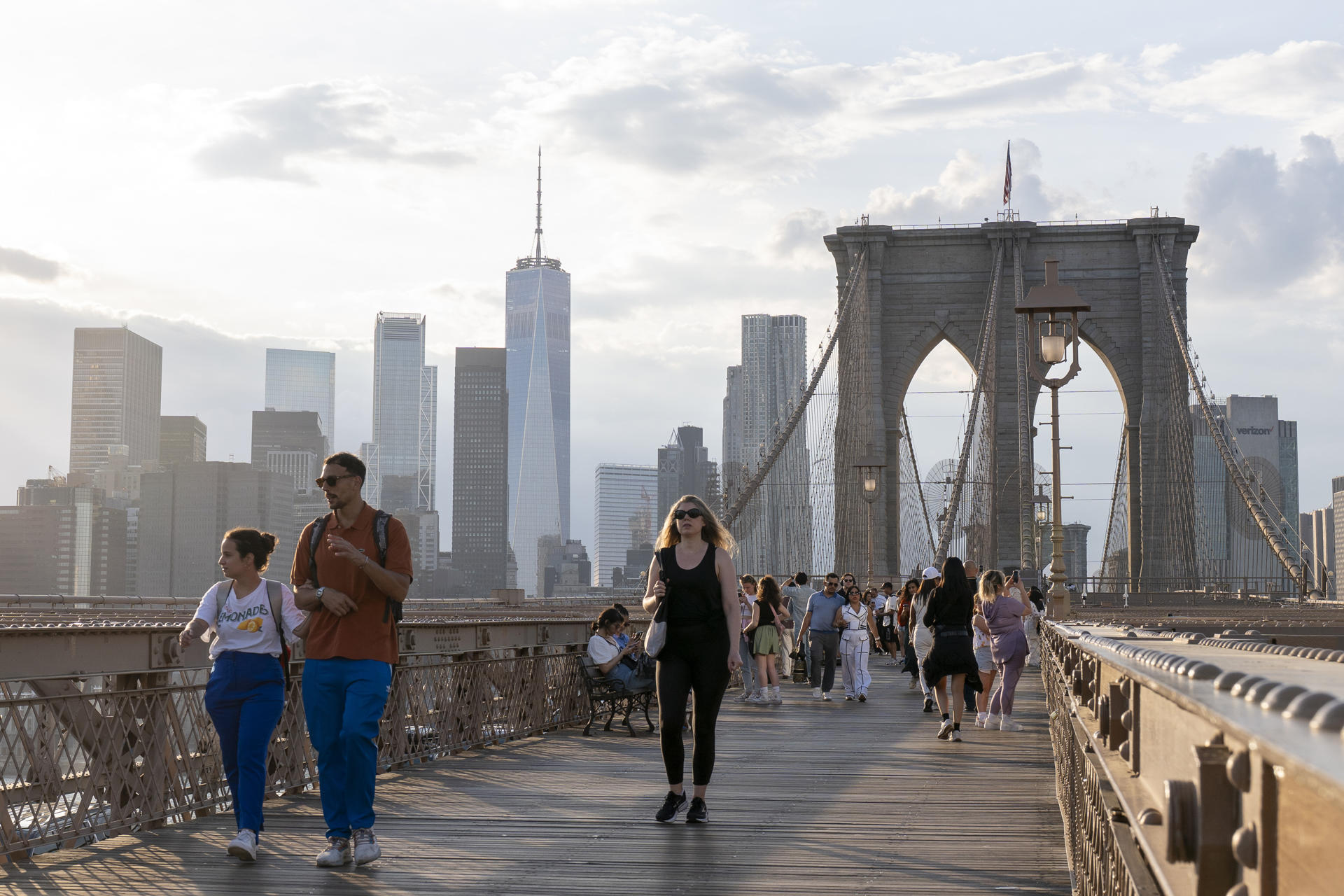 AME4891. NUEVA YORK (ESTADOS UNIDOS), 04/05/2025.- Personas caminan por el puente Brooklyn este viernes, en Nueva York (Estados Unidos). El turismo internacional en EE.UU. no escapa al "efecto Trump", pero a pesar de algunos datos que indican un descenso, los viajes al país norteamericano parecen mantenerse por ahora, a excepción del mercado canadiense que ha optado por el boicot. EFE/ Ángel Colmenares