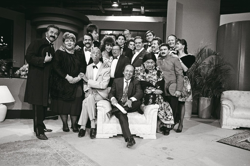 Alfonso Lizarazo junto al equipo que dirigió durante años de Sábados felices