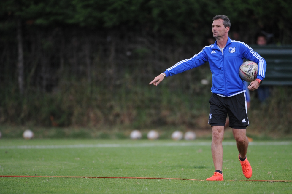 Diego Cocca, el técnico de Millonarios, durante el entrenamiento del equipo esta semana. Foto: Mauricio Alvarado