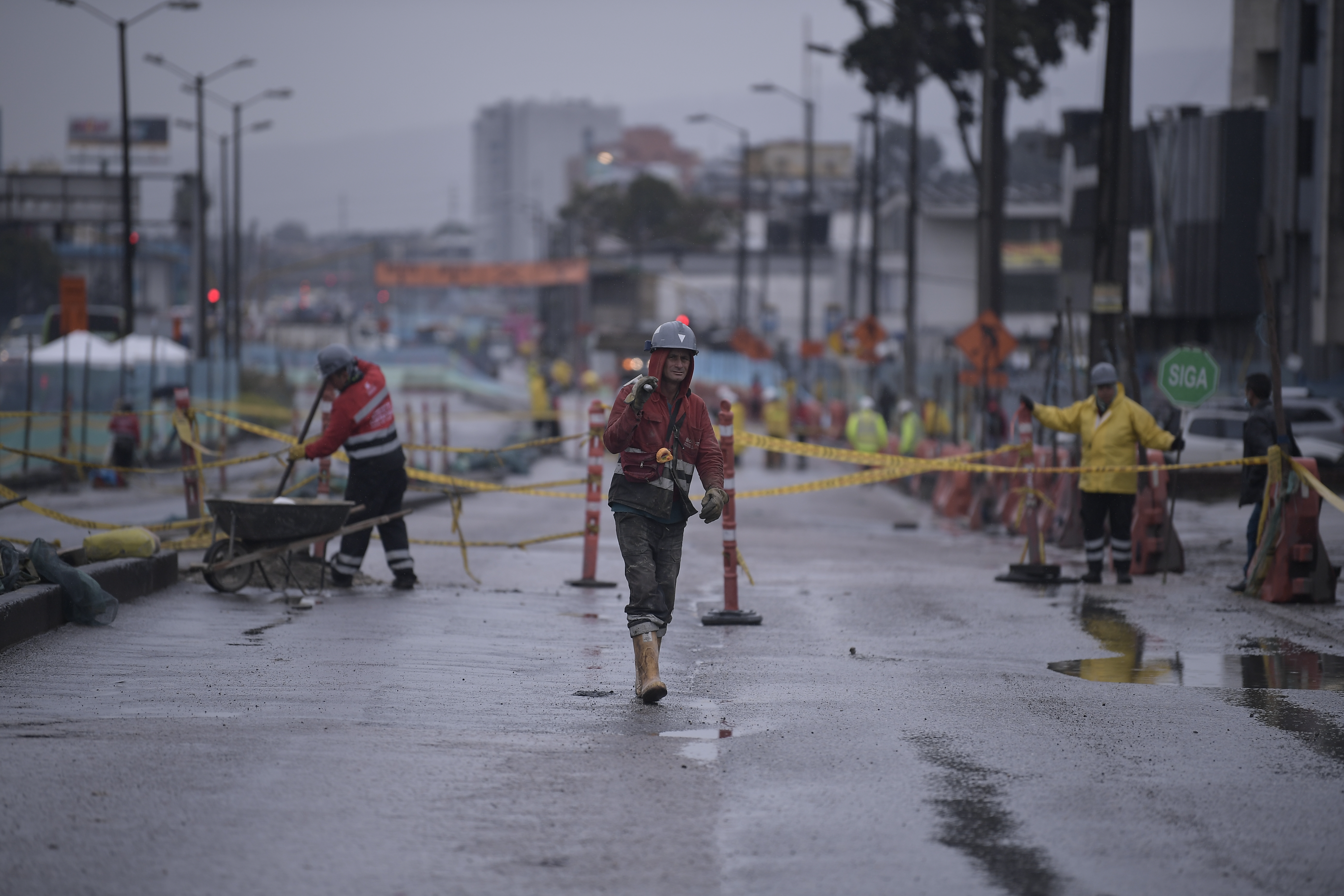 Cerramiento en la Avenida 68 con Calle 13 para la adecuación de la troncal de Transmilenio.