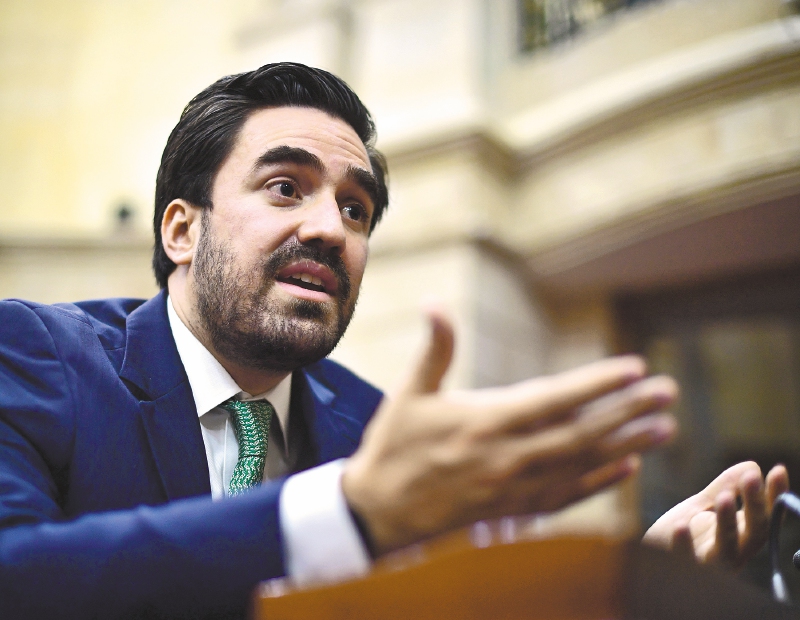 La iniciativa ya superó tres de ocho debates; sin embargo, en menos de un mes (antes del 20 de junio) debe tener una cuarta discusión o se hundirá. Según Santos, este proyecto tiene la posibilidad de renovar la confianza de la gente en el Congreso.