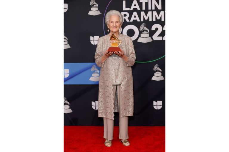 La cubana Ángela Álvarez se llevó el Latin Grammy como Mejor Nuevo Artista. A los 95 años, cumplió el sueño que tenía desde los 15 y se convirtió en la mujer más longeva en ganar un gramófono.