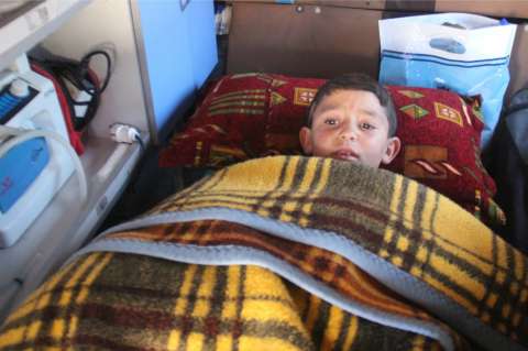 El niño herido por una bomba de barril en Siria comienza a recuperarse