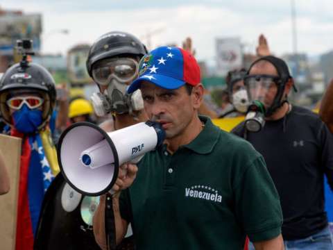 Henrique Capriles, de la oposición venezolana, repartió medicamentos en Caracas