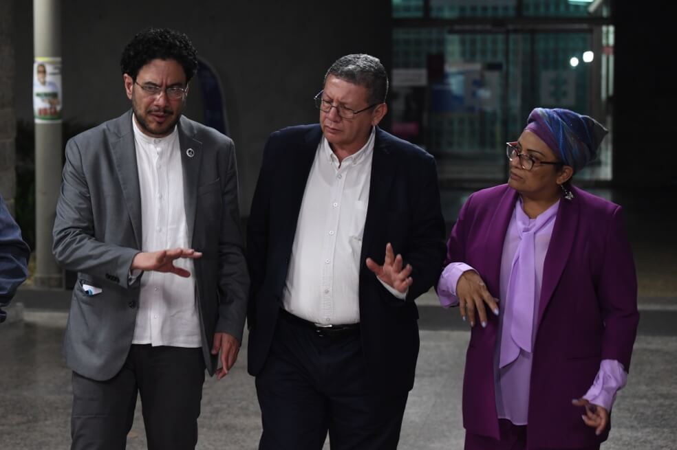 Los senadores Iván Cepeda, Pablo Catatumbo y Victoria Sandino se reunieron con el fiscal general (e), Fabio Espitia. / Gustavo Torrijos - El Espectador