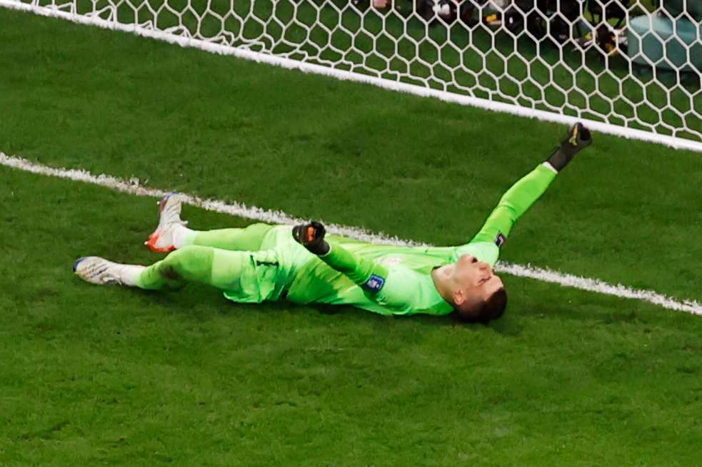 Doha (Qatar), 09/12/2022.- Goalkeeper Dominik Livakovic of Croatia reacts after a penalty by Marquinhos of Brazil hit the post during the FIFA World Cup 2022 quarter final soccer match between Croatia and Brazil at Education City Stadium in Doha, Qatar, 09 December 2022. (Mundial de Fútbol, Brasil, Croacia, Catar) EFE/EPA/Rolex dela Pena