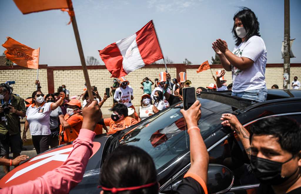 La candidata presidencial peruana por el partido Fuerza Popular, Keiko Fujimori, asiste al mitin de clausura de su campaña en el distrito de Los Olivos en Lima, el 8 de abril de 2021.