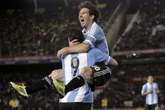 Messi e Higuaín celebran la anotación del 10 / EFE